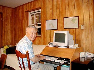 Hung Chee at computer